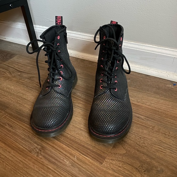 Dr Martens Delaney Black Metallic Rainbow 8-Eye Side Zip Boots-Size 5M - Picture 1 of 11